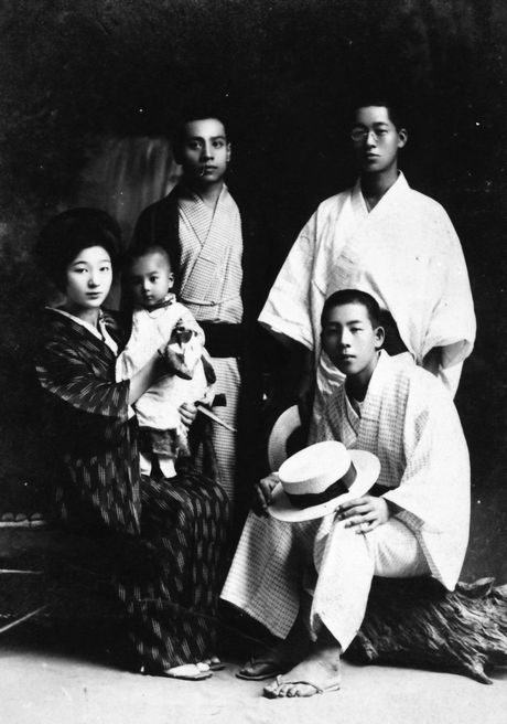 前方左から信と幸一、後方左粂次郎、右の二人は本家の従兄弟と思われる