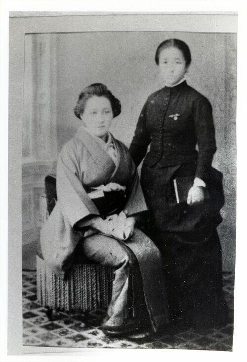 知命堂病院の看護師長となった大関和（右）、知命堂病院院長夫人の瀬尾ソノと