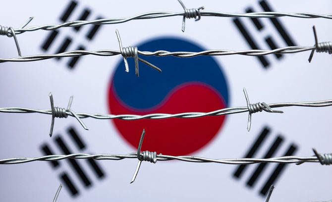 韓国国旗と有刺鉄線