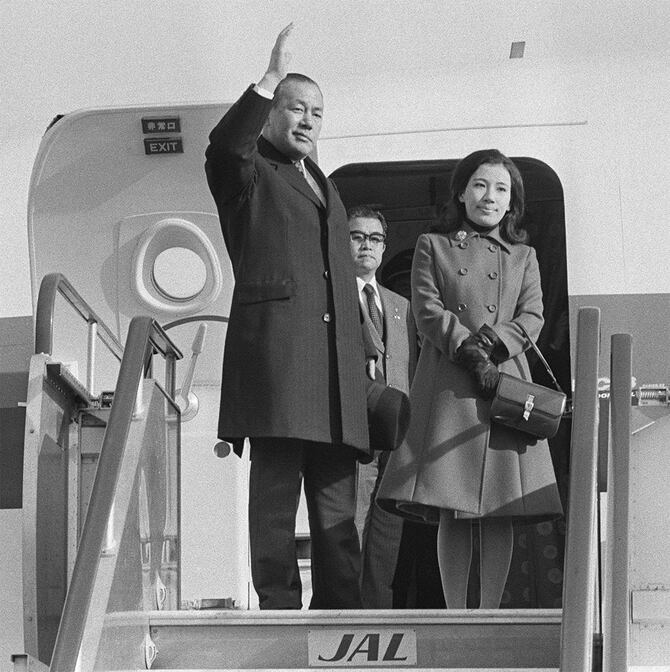 東南アジア5カ国訪問に出発する田中角栄首相（左）。右は娘の真紀子さん（東京・大田区の羽田空港）＝1974年1月7日