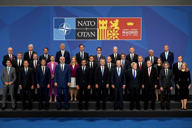 マドリードで開かれた北大西洋条約機構（NATO）首脳会議の集合写真（スペイン・マドリード）