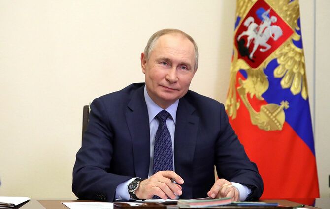 モスクワ郊外で、若手文化人らとオンラインで話すロシアのプーチン大統領＝2022年3月25日、ロシア・モスクワ