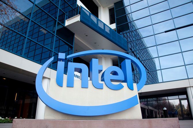 インテルのロゴのオブジェと本社ビル