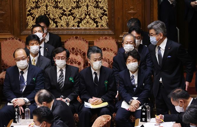 参院予算委員会に臨む武田良太総務相（右端）と、（左から）総務省の谷脇康彦前総務審議官、吉田真人総務審議官、秋本芳徳前情報流通行政局長、湯本博信前官房審議官