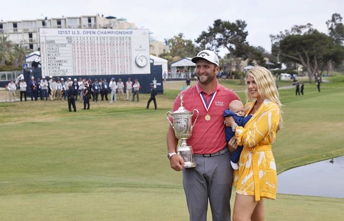 2021年6月20日、アメリカ・カリフォルニア州サンディエゴのトーリーパインズで開催された全米オープンゴルフトーナメントで優勝したスペインのジョン・ラームと妻のケリー、息子のケパ。