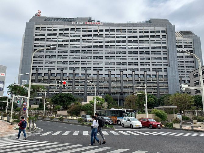 沖縄県独自の緊急事態宣言最終日に行き交う人もまばらな沖縄県庁前の交差点＝2月28日、那覇市。