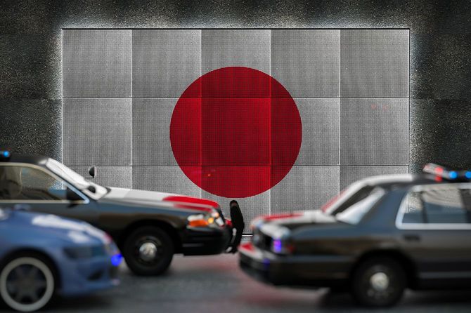 日本の国旗と走る車