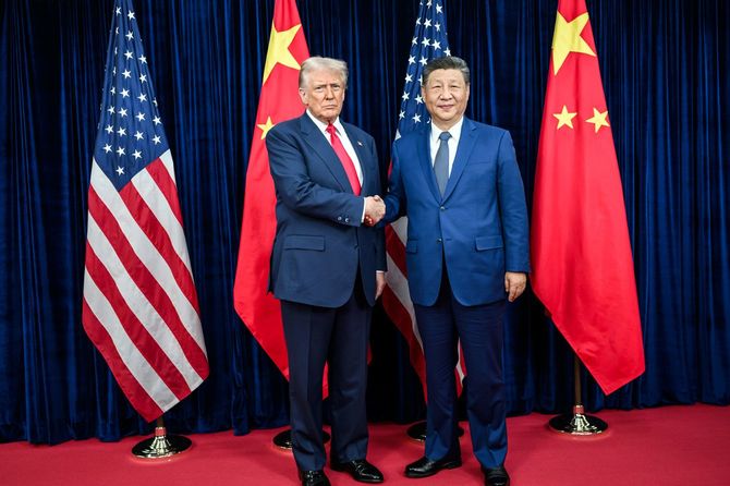 二国間会談に先立ち、挨拶を交わしたドナルド・トランプ米大統領と習近平中国共産党総書記（2025年10月30日）
