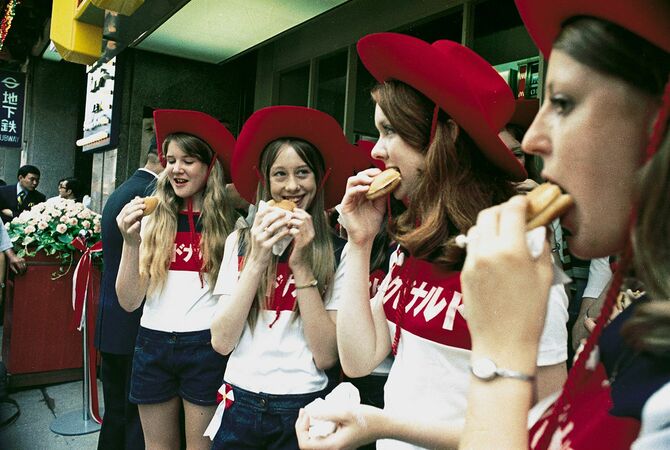 昭和46年に開店した「マクドナルド日本1号店」をPRする女性スタッフ