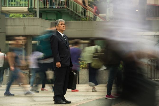 群衆の中で一人で立つビジネスマン