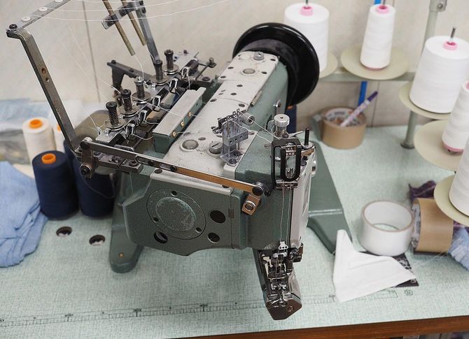 古いモデルのミシンのようだが、三恵メリヤスではいまだ現役だ