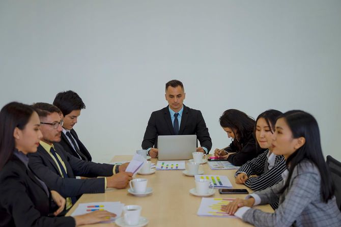 オフィスで会議中