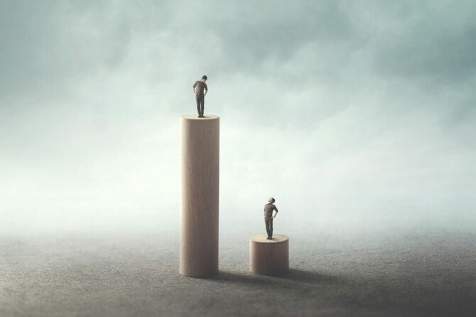 低い足場の上から高い足場に乗った人を見上げる人