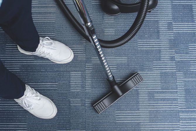 掃除機をかける人の足元