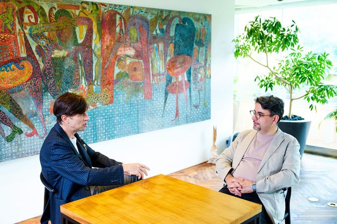 お笑い芸人のパックンさんとエコノミストのエミン・ユルマズさん