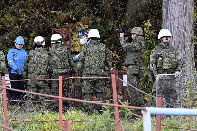 箱わな設置準備する隊員ら 陸自、秋田でクマ対策開始