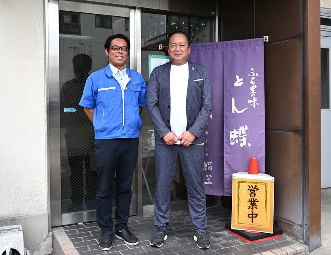 左：総務部長の中原弘尚さん。右：5代目の興津真生さん。中原さんは少年サッカーチームの元教え子