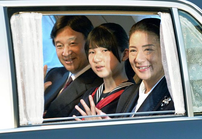 愛子さまが学習院初等科を卒業し、天皇、皇后両陛下へのあいさつのため御所に向かわれる皇太子ご一家＝2014年3月18日午後、皇居・半蔵門［代表撮影］