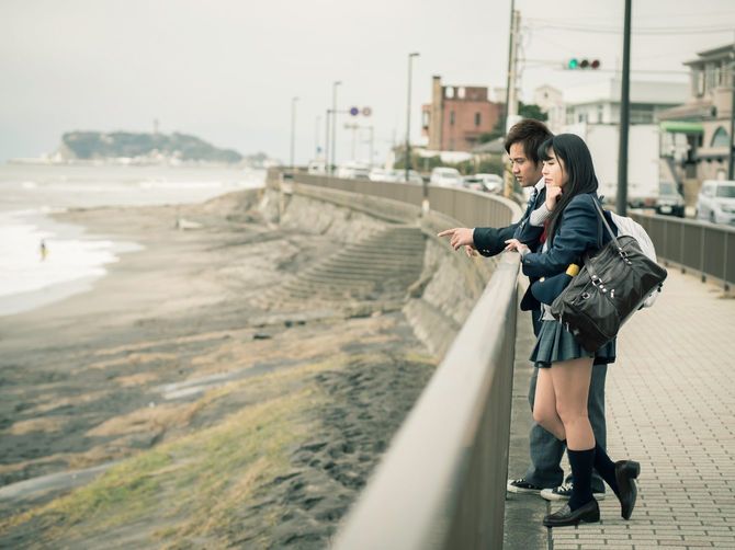 高校生が海辺でデート