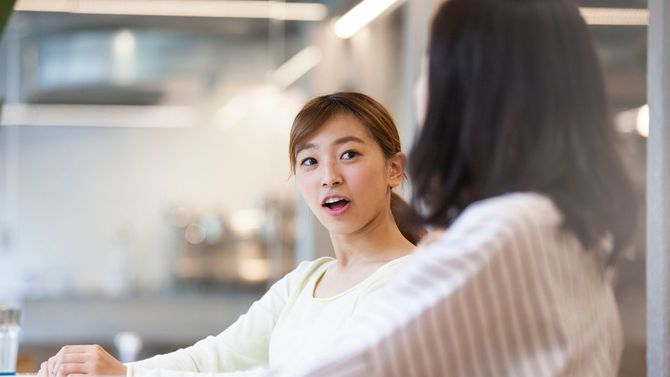 会話する女性たち