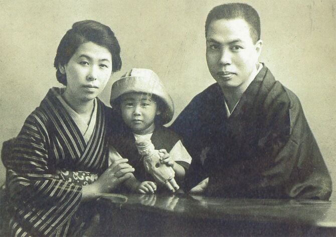 村岡儆三・花子(翻訳家)夫妻と、5歳で早世した長男・道雄。1922年