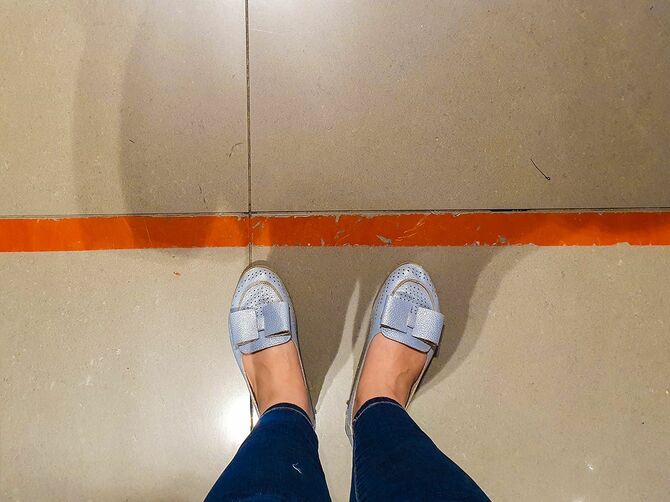 赤い線の前に立つ