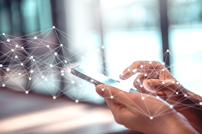 スマホでSNSを使用している人の手元