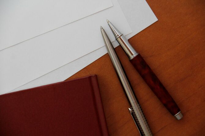 デスク上の紙とペン
