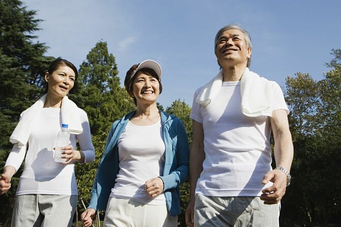 散歩を楽しむ3人
