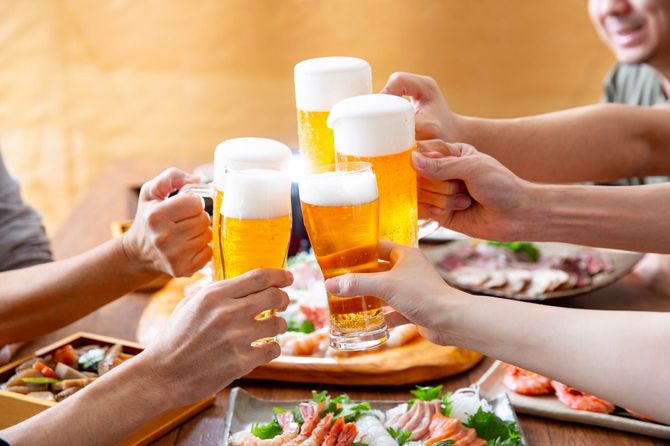 ビールグラスで乾杯する人々