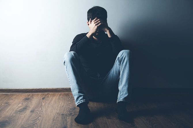 暗い背景に座っている男