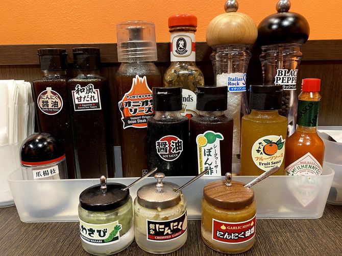 タレ皿の平面部分にわさびなど固体のトッピングも載せることができる。