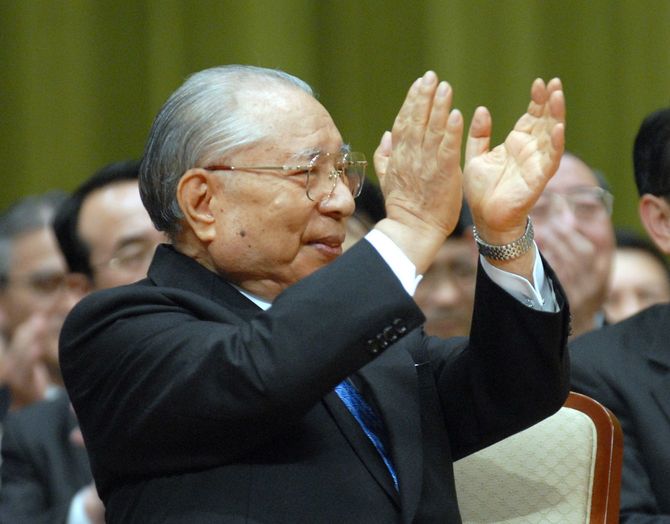 北京師範大学から名誉教授の称号を贈られ、拍手する創価学会の池田大作名誉会長（＝2006年10月7日、東京・八王子市の創価大学）