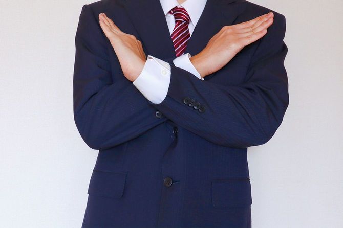 スーツを着た十字架と男性