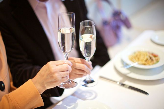 レストランで乾杯をするカップル