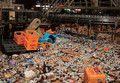 津波で缶ビール、ビンビール、コンテナと大量の泥が流されてきて工場の床を覆い尽くした。