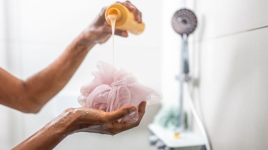 お金の貯まらない家の｢お風呂場｣には大抵コレがある…片づけのプロ｢今すぐ風呂場の外へ出すべきもの｣ メンタルが落ちているときはカビと水垢と鏡のウロコがはえてくる