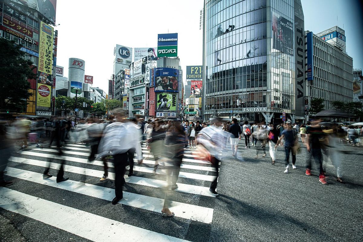 交差点を渡る人々