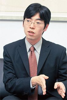 <strong>榎並太平</strong>●1977年生まれ。2005年東京大学大学院理学系研究科博士課程満期取得退学。同年、アクサ生命保険に入社。08年8月CFA試験レベル3に合格。現在はリスク・収益分析課に在籍。