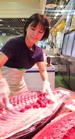 マグロの中落ちを綺麗に取り分ける高橋さん