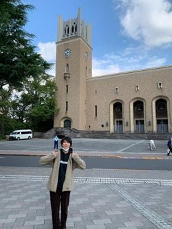 早稲田大学の大隈講堂（手前は仲さん）