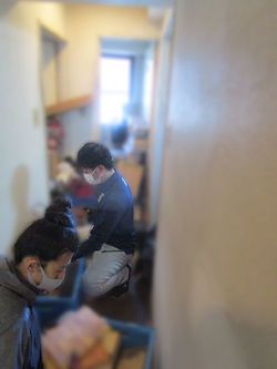 青いコンテナを使って本を運び出す。(撮影=笹井恵里子)