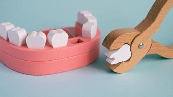 ｢下向いてスマホ､猫背､長時間デスクワークの人がなりやすい｣発症は20代が最多で女性に頻発する厄介な病気