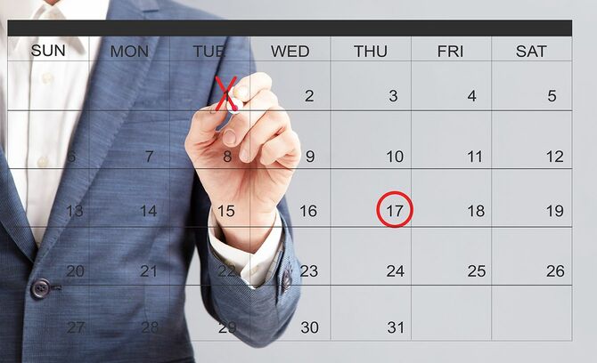 仮想カレンダー上の赤いマーカーで日付をマークする