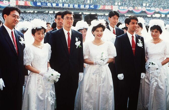 統一教会の合同結婚式に参加した女優の桜田淳子さん（中央）と元オリンピック選手の山崎浩子さん（左から2人目）＝1992年8月25日韓国・ソウル