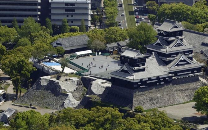 石垣の復旧工事が続く熊本城