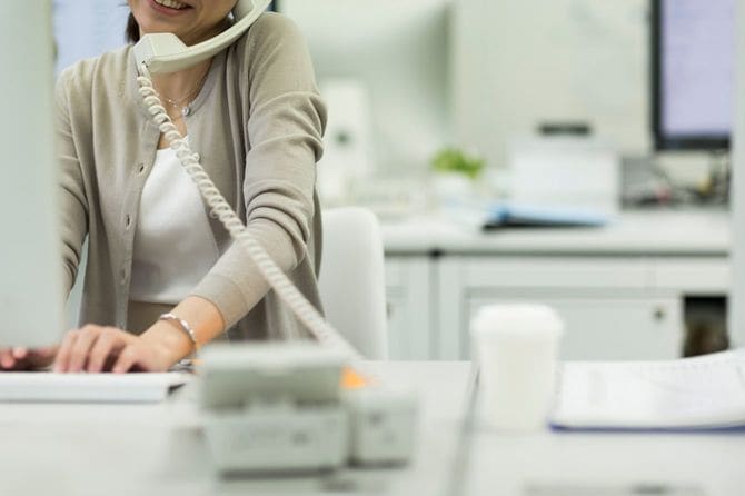 電話で話す人のイメージ