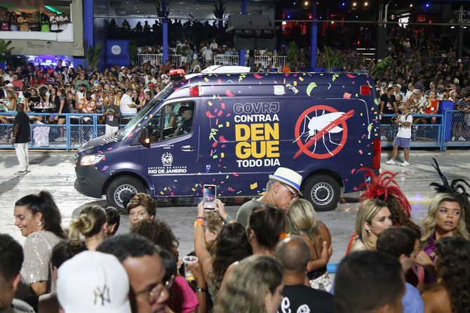 カーニバルのパレード会場を走ったデング熱対策宣伝カー