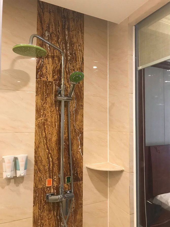 風呂はシャワーのみ。タオルの交換はないので部屋のタオルを自分で洗って使い回す。