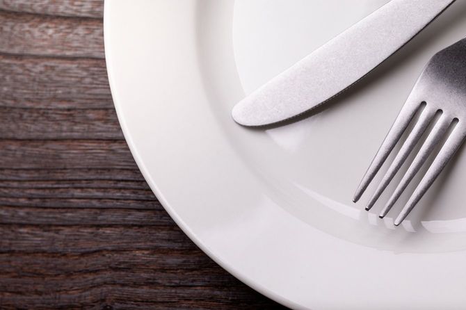 テーブルの上の食器